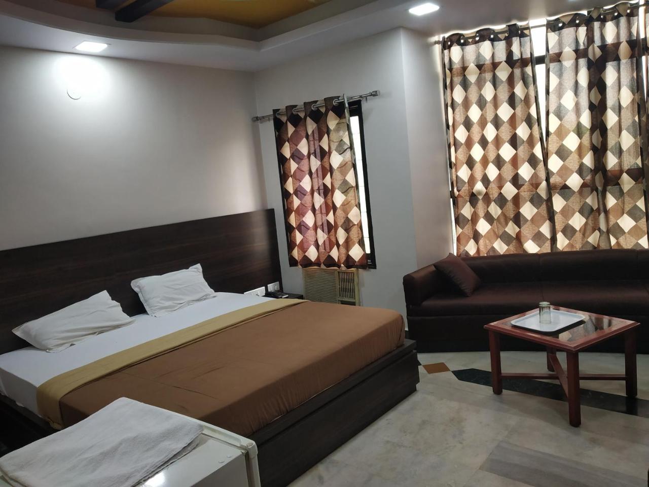 Hotel Rajwada International 贝尔高姆 外观 照片